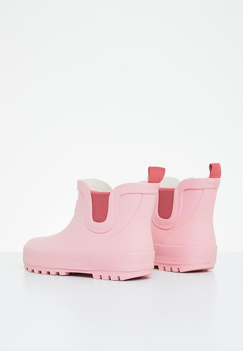 Cotton On - Rainy day gusset boot - marshmallow/very berry