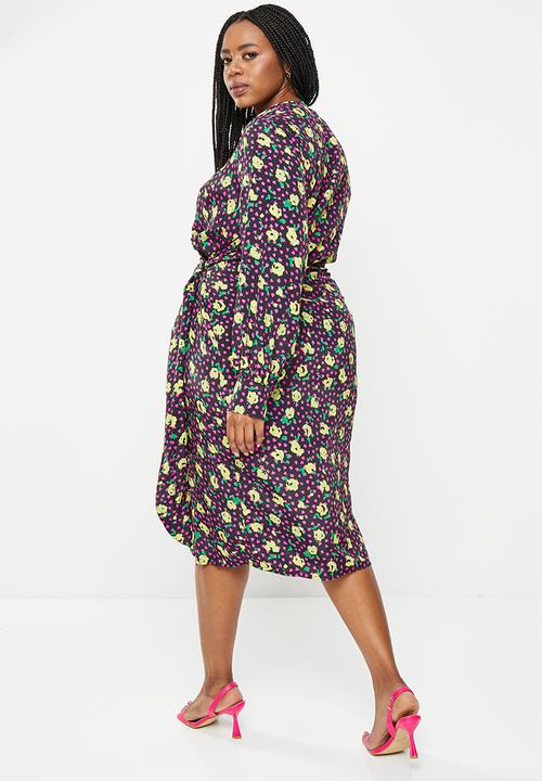 Glamorous - Plus satin wrap multi rose printed maxi dress - black