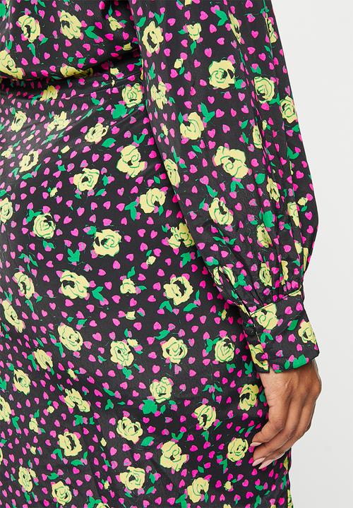 Glamorous - Plus satin wrap multi rose printed maxi dress - black