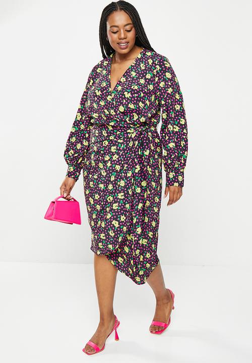 Glamorous - Plus satin wrap multi rose printed maxi dress - black
