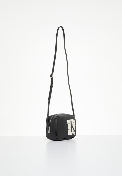 Calvin Klein - Sculpted camera bag - black