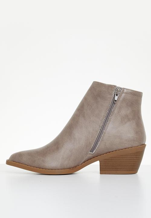 Butterfly Feet - Coraline 3 ankle boot - choc