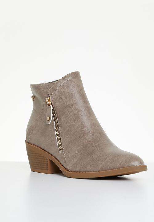Butterfly Feet - Coraline 3 ankle boot - choc