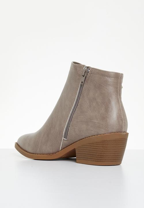 Butterfly Feet - Coraline 3 ankle boot - choc