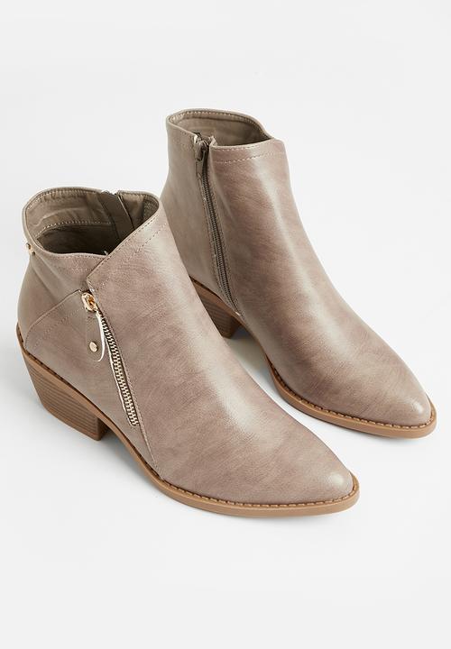 Butterfly Feet - Coraline 3 ankle boot - choc