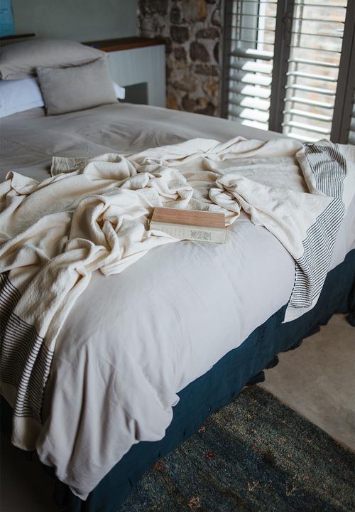Ecru - Skaap throw - charcoal