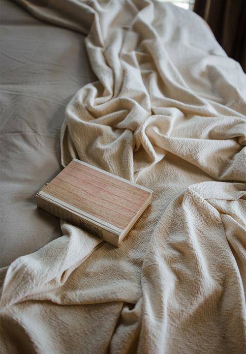 Ecru - Skaap throw - olive