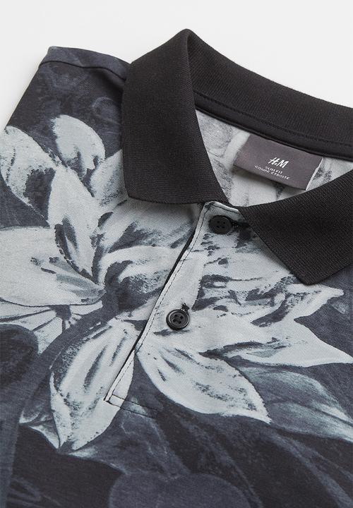H&M - Slim fit patterned polo shirt - black/lotus flowers