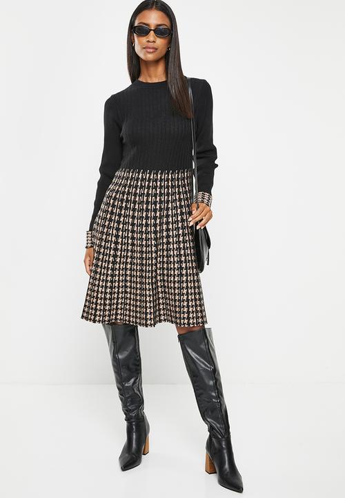 Stella Morgan - Houndstooth knitted dress - camel