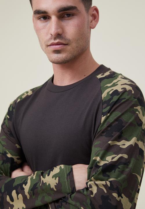 Cotton On - Raglan long sleeve t-shirt - washed black & camo