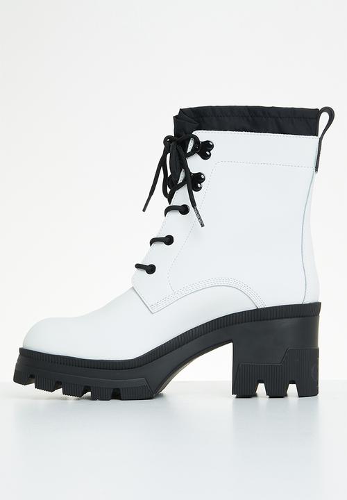 Calvin Klein - Chunky heeled boot laceup - bright white