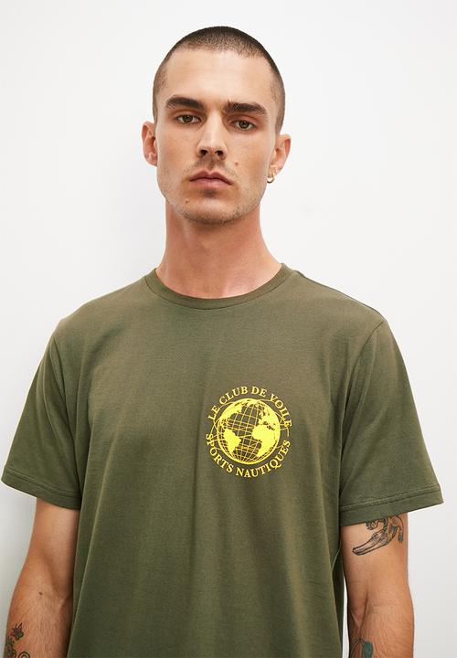 Superbalist - Le club de voile reg fit graphic crew neck tee - dark olive