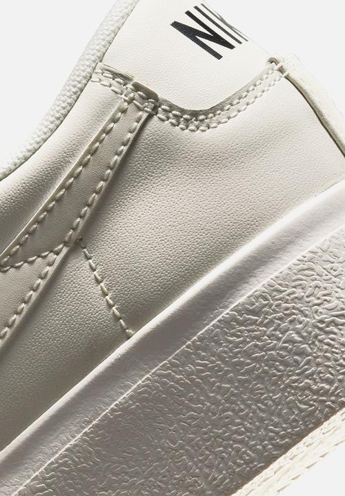 Nike - Nike Blazer Low Platform