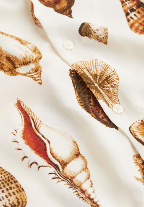 H&M - Relaxed fit patterned resort shirt - natural white/shells