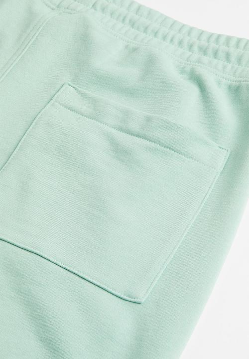H&M - Regular fit printed sweatshorts - turquoise/snoopy