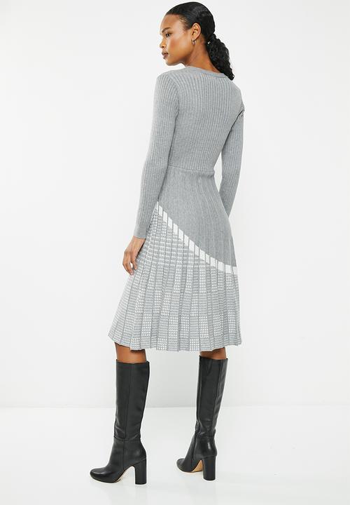 Stella Morgan - Pleated fit and flare knitted dress - grey