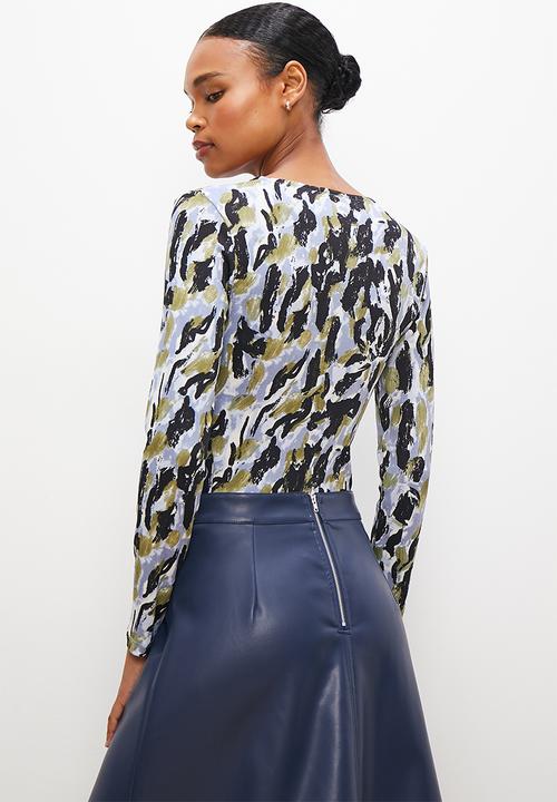 edit - V-neck ruched tee - blue abstract