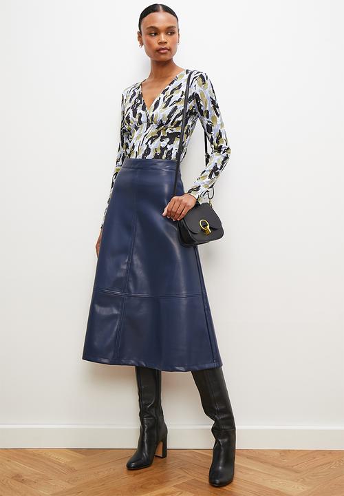 edit - V-neck ruched tee - blue abstract