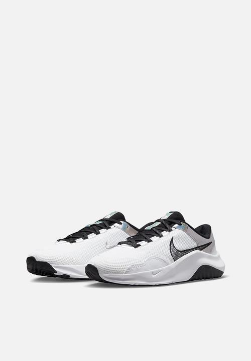Nike - Legend Essential 3 Premium