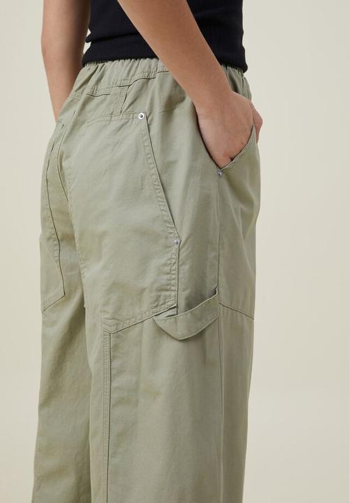 Cotton On - Quinn cargo pant asia fit - moss green
