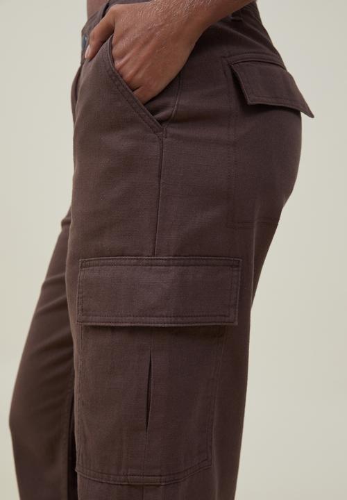 Cotton On - Bobbie cargo pant asia fit - rich brown