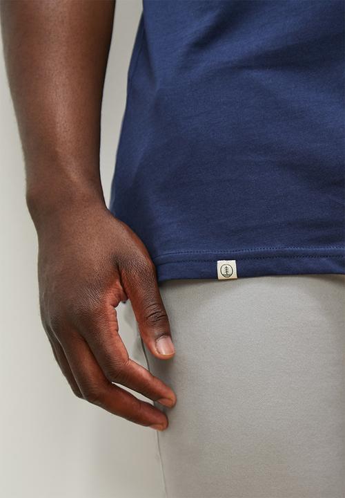 Lark & Crosse - Velo conscious v-neck neck tee w/ chest embroidery - navy