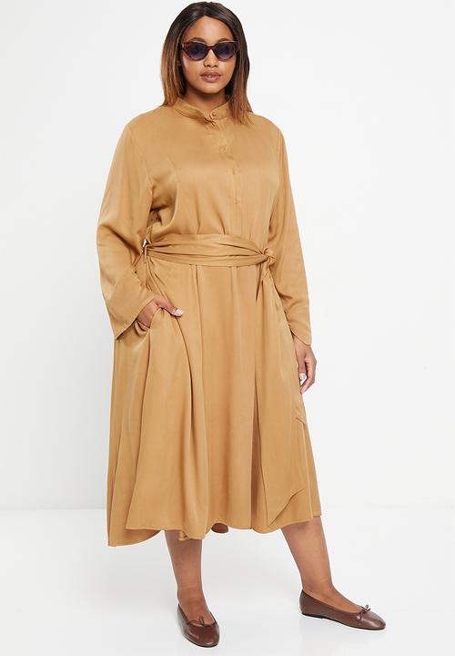 AMANDA LAIRD CHERRY - Plus akasia dress - camel