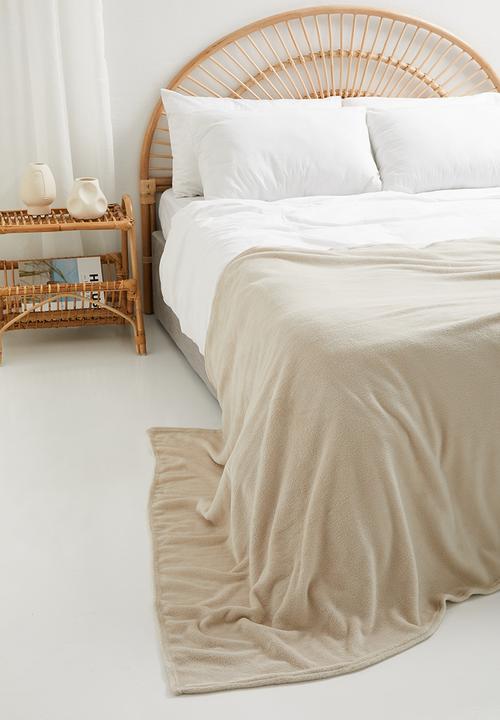 Sixth Floor - Coral fleece throw - antique white