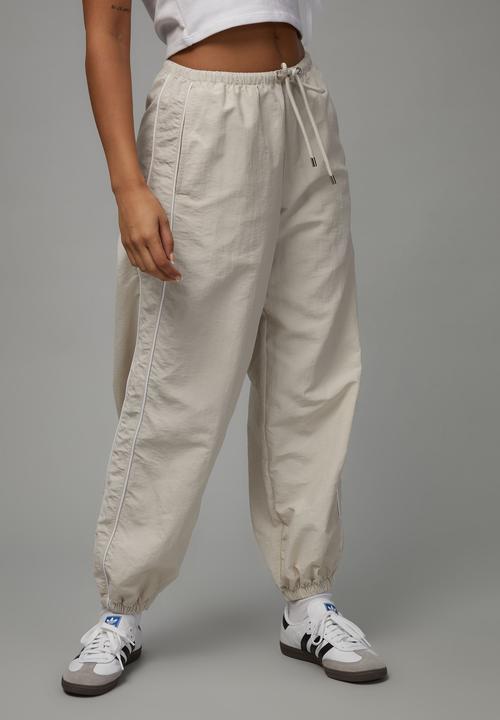 Factorie - Relaxed lightweight track pant - light stone/white