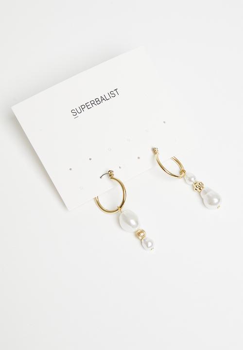 Superbalist - Daisy faux pearl earrings - gold & cream