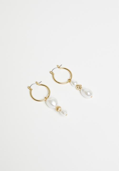 Superbalist - Daisy faux pearl earrings - gold & cream