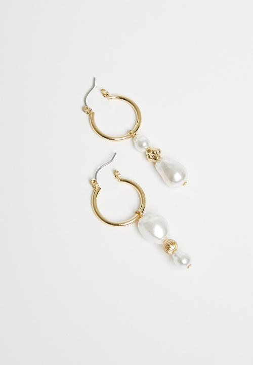 Superbalist - Daisy faux pearl earrings - gold & cream