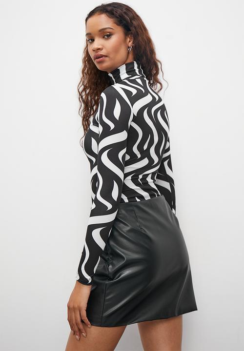 Superbalist - Printed poloneck tee - black & white