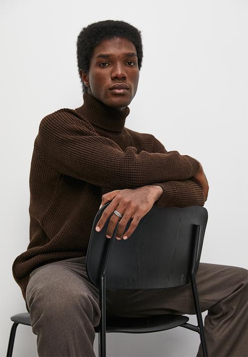 Superbalist - Regular fit chunky textured roll neck - brown