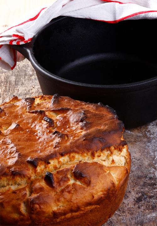 Victoria - 3.8L Cast iron casserole with cast iron lid - black enamelled