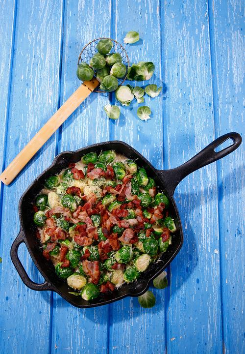 Victoria - 26cm Cast iron square grill pan with helper handle - black enamelled