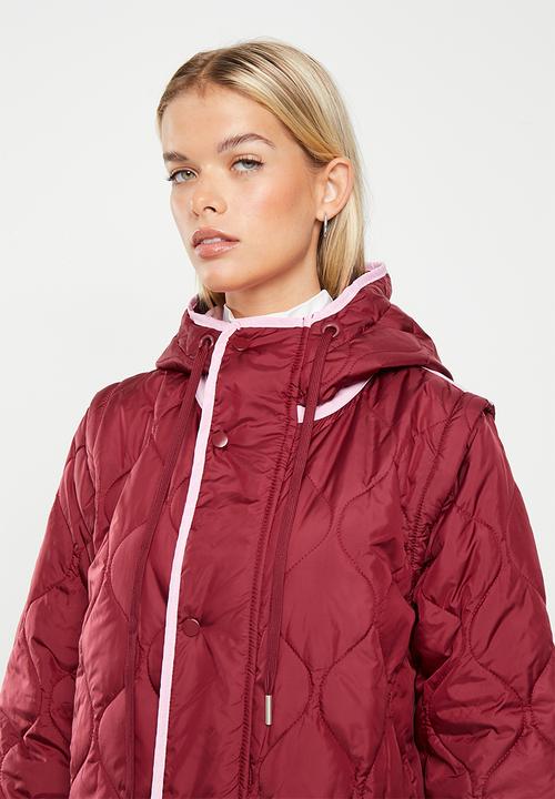 Me&B - Maxi puffer with detachable sleeves - burgundy & pink