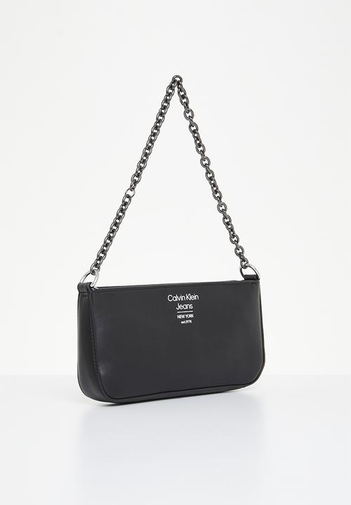 Calvin Klein - Sculpted shoulder po - black
