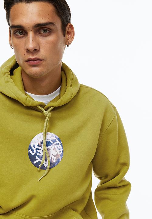 H&M - Relaxed fit printed hoodie - olive green/connected