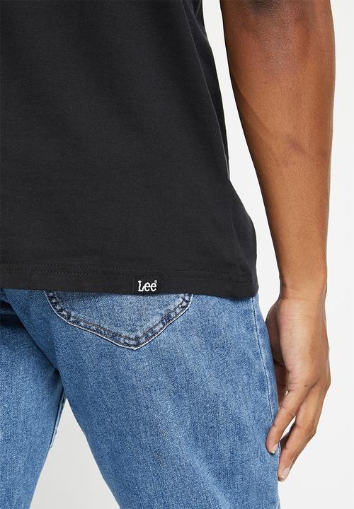 Lee  - Emb centre chest T - black