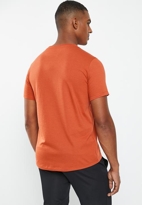 ASICS - Asics big logo tee - spice latte/performance black