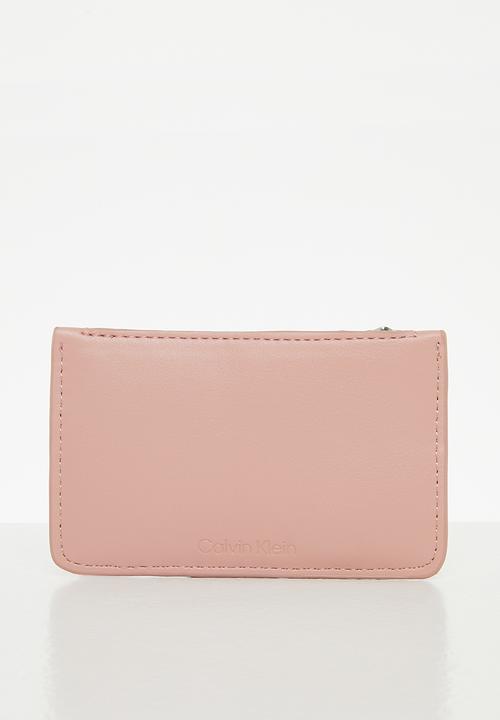 Calvin Klein - Re-lock cardholder zip emb mono - café au lait