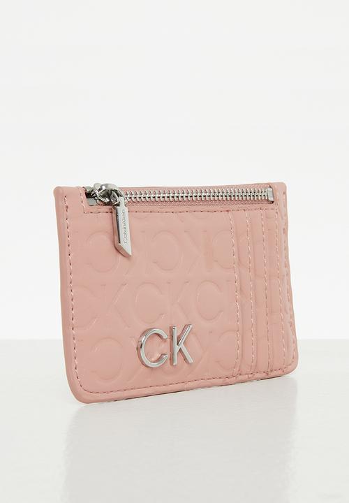 Calvin Klein - Re-lock cardholder zip emb mono - café au lait