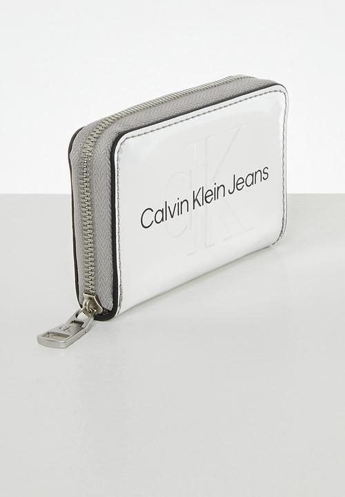 Calvin Klein - Sculpted med zip around - silver