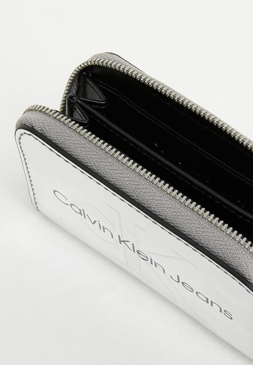 Calvin Klein - Sculpted med zip around - silver