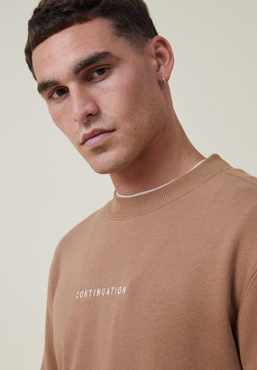 Cotton On - Graphic crew fleece - burnt almond/continuation