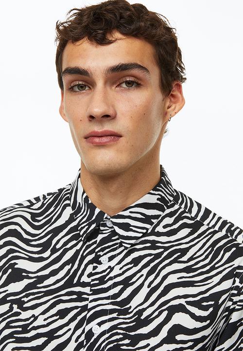 H&M - Regular fit patterned shirt - black/zebra-print