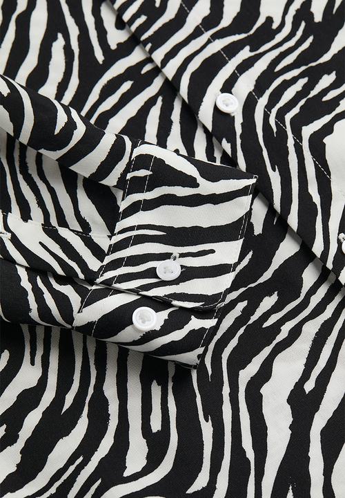 H&M - Regular fit patterned shirt - black/zebra-print
