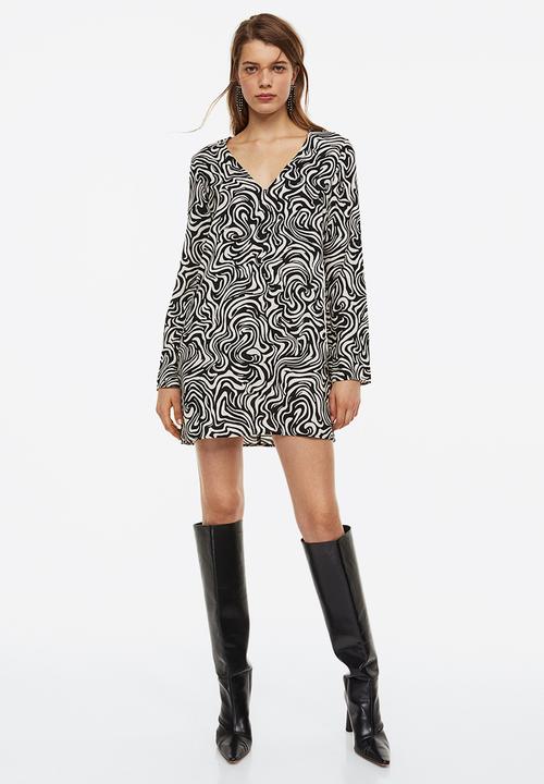 H&M - V-neck dress - black/patterned
