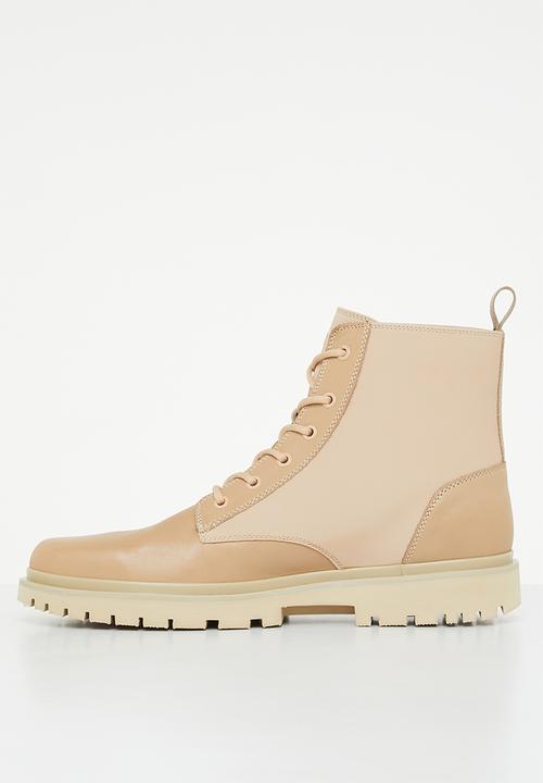 Calvin Klein - Lug lace up leather boot - candied ginger